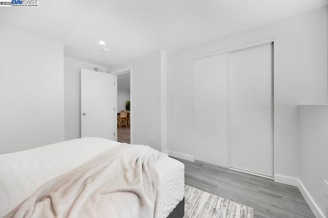 300 Somerset St, San Francisco CA: https://media.crmls.org/mediaz/b1aa44df-6e42-4a8b-85a0-392ebbbe10e9.jpg