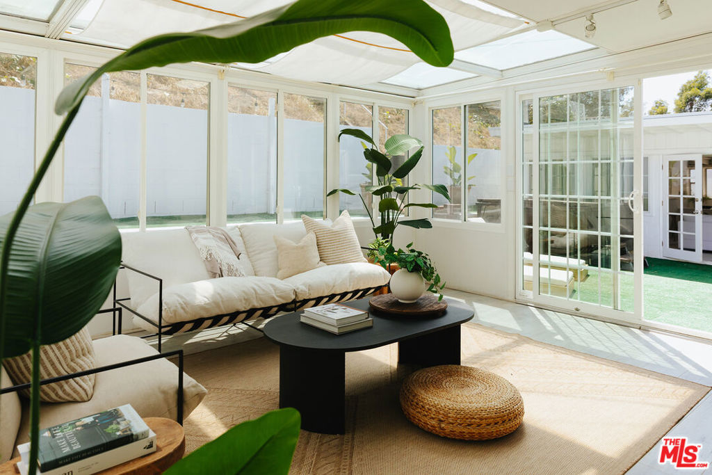 https://media.crmls.org/mediaz/b1aa6509-aba1-44d6-bf65-d3c7e1f09503.jpg?preset=X-Large