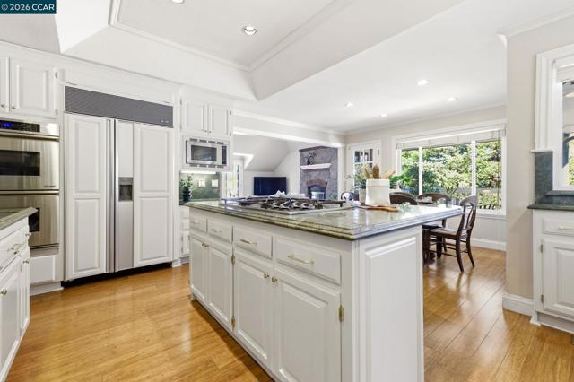 Image 9 of 50 For 725 Castle Rock Rd