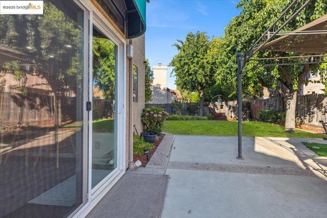 1531 Rutherford Ln, Oakley CA: https://media.crmls.org/mediaz/b1aad7bf-68b2-45b2-a37d-edb5a54c9726.jpg