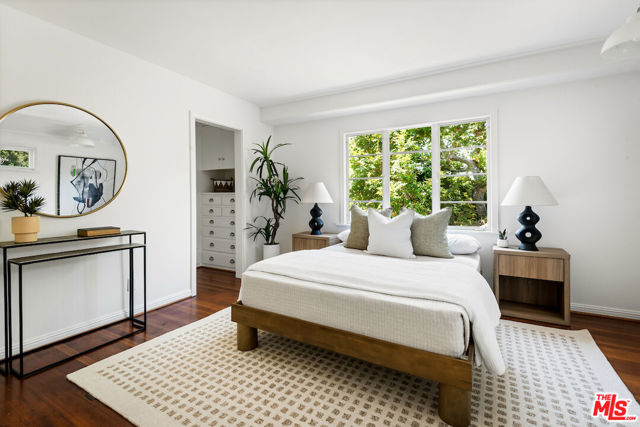 5700 Spring Oak Drive, Los Angeles CA: https://media.crmls.org/mediaz/b1ab2ca5-7dd5-4bb5-83c6-1d9516babecb.jpg