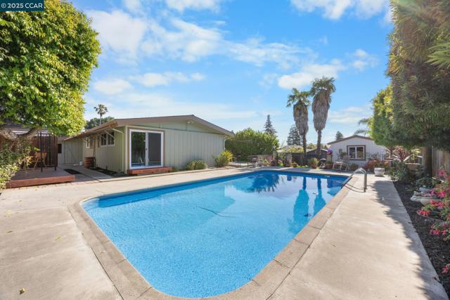 51 Gilrix Dr, Martinez CA: https://media.crmls.org/mediaz/b1abf198-00b0-4b8f-a94a-7e8aaaeebec8.jpg