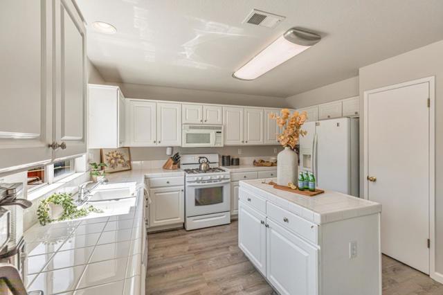1770 Brentwood Court, Hollister CA: https://media.crmls.org/mediaz/b1abf6d5-0fc4-4d88-88d2-c775ebd086c6.jpg