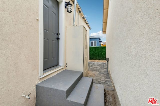 834 E 90th Street, Los Angeles CA: https://media.crmls.org/mediaz/b1aca5c2-f982-410f-81b8-120b51760878.jpg