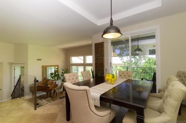 2537 Carriagedale Row, La Jolla CA: https://media.crmls.org/mediaz/b1ae0ee5-0e37-467f-ac68-fa23dd3d404a.jpg