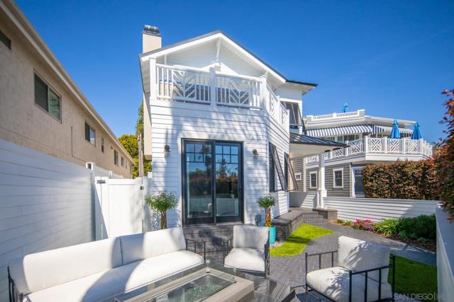 1048 Isabella Ave, Coronado CA: https://media.crmls.org/mediaz/b1ae3a95-4e78-42ce-8ca5-fa43be1cdac0.jpg