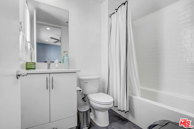 13135 Victory Boulevard photo 13