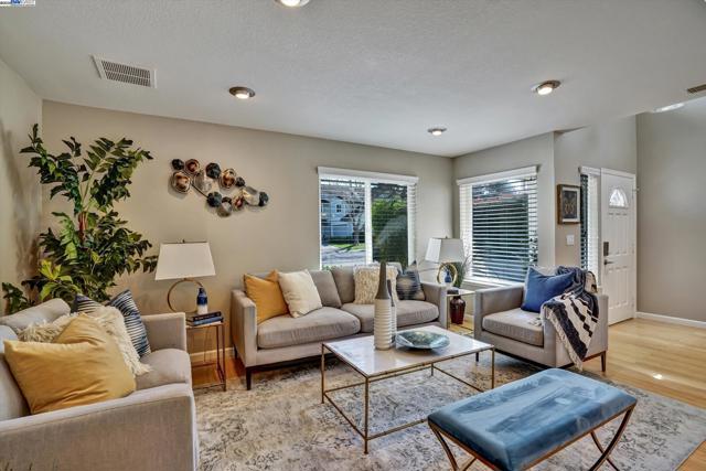 30 San Vicente Ct, Danville CA: https://media.crmls.org/mediaz/b1b0542b-a30f-4b09-a6a8-86026b817f15.jpg