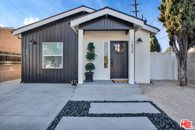 1837 N Brighton Street, Burbank CA: https://media.crmls.org/mediaz/b1b06316-f3d0-4f53-9f10-3ae8401174a3.jpg