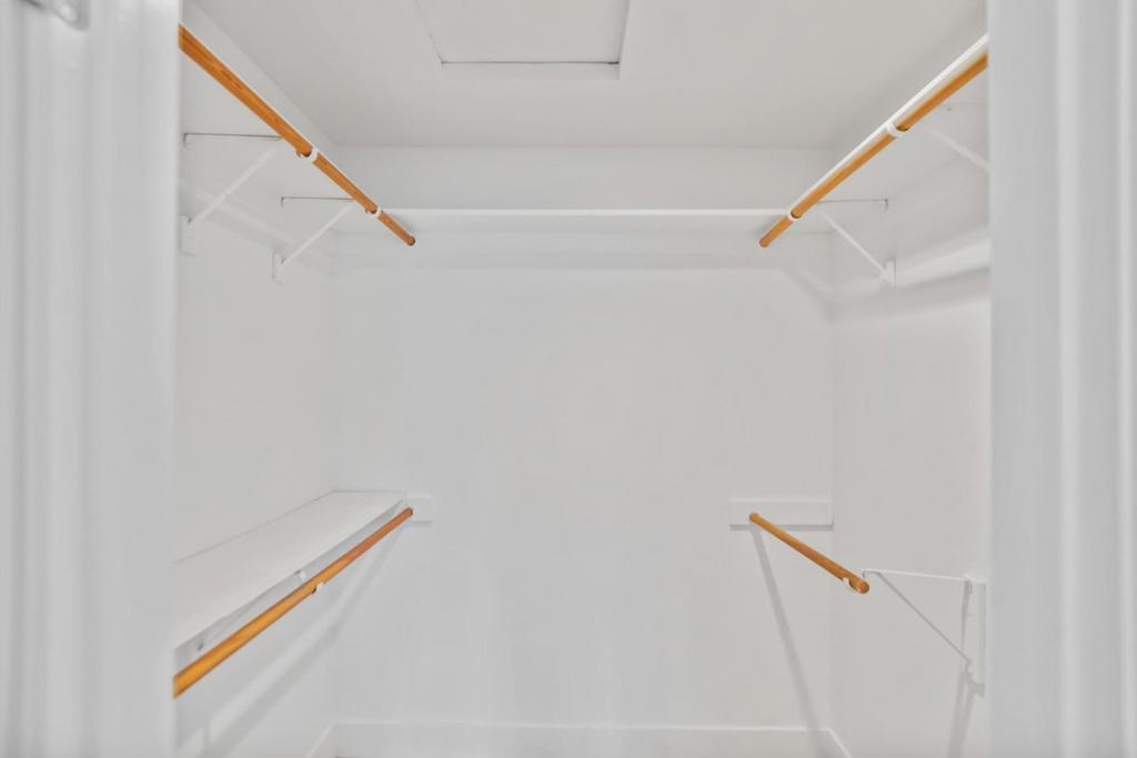 https://media.crmls.org/mediaz/b1b0847c-3c10-411a-8ef4-953b08e3846a.jpg?preset=X-Large