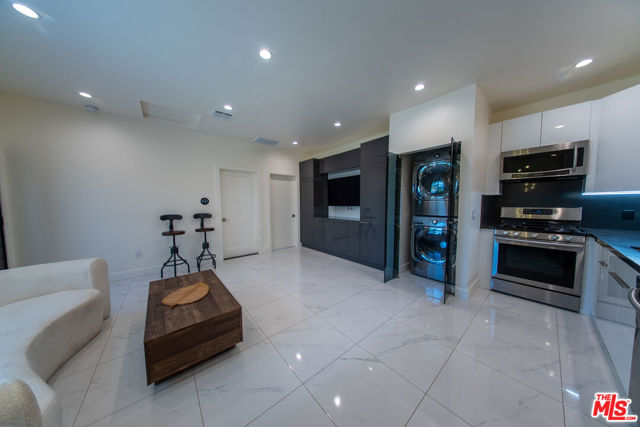 5346 Buffalo Avenue, Sherman Oaks CA: https://media.crmls.org/mediaz/b1b0e79b-a407-4b7b-92b3-0d7627babedf.jpg