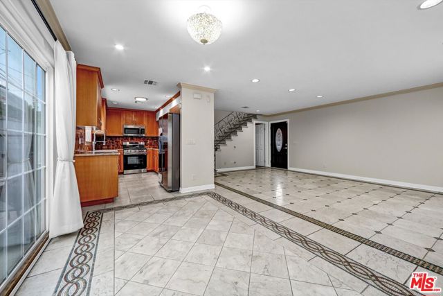 4421 Prospect Avenue, Los Angeles CA: https://media.crmls.org/mediaz/b1b1146b-98fb-46d2-b4f4-7e7bc139f36a.jpg