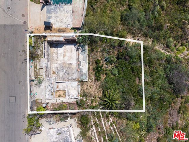 17624 Tramonto Drive, Pacific Palisades CA: https://media.crmls.org/mediaz/b1b12b07-6922-4965-93e2-764350a2af5a.jpg