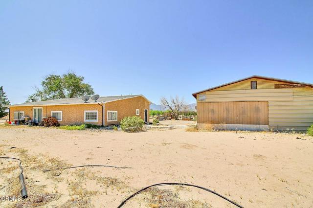 10424 Santa Fe Fire Road, Lucerne Valley CA: https://media.crmls.org/mediaz/b1b34924-4876-4074-b335-1f3bac3c9ff6.jpg