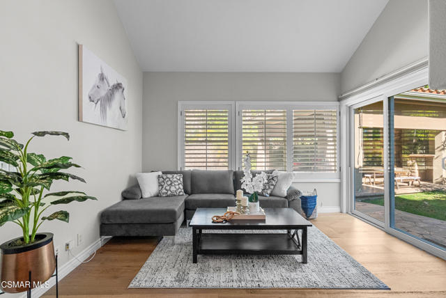 48 Golden Glen Drive, Simi Valley CA: https://media.crmls.org/mediaz/b1b46fcd-1718-4611-96ca-61986aef0938.jpg