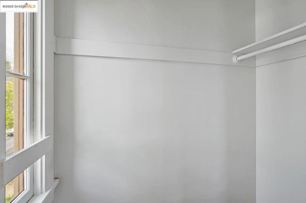 https://media.crmls.org/mediaz/b1b4a2c6-c6c9-4e1f-b640-8bb5dea2ec91.jpg?preset=X-Large