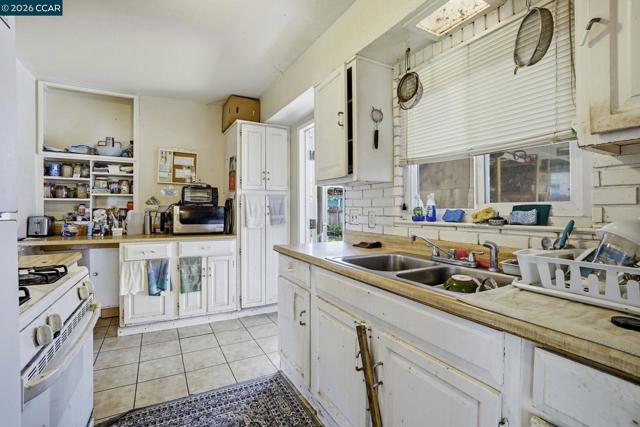 1990 Sunshine Dr, Concord CA: https://media.crmls.org/mediaz/b1b4eb07-15d7-450f-8306-1a51c1370dbf.jpg