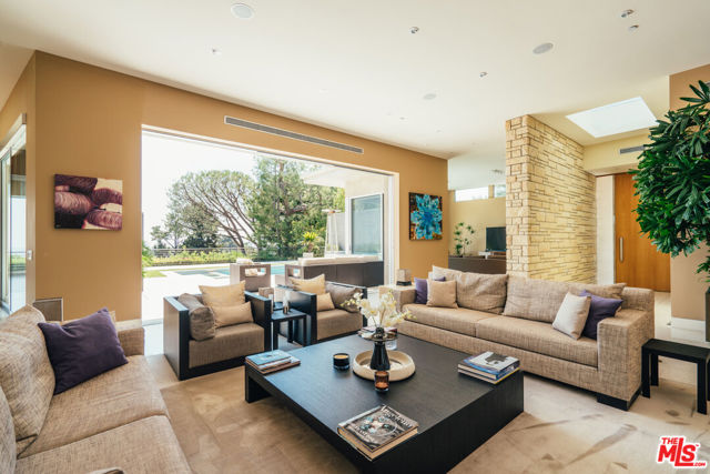 1470 CARLA, Beverly Hills CA: https://media.crmls.org/mediaz/b1b4f870-49a6-4f43-a907-8c695eda51bb.jpg
