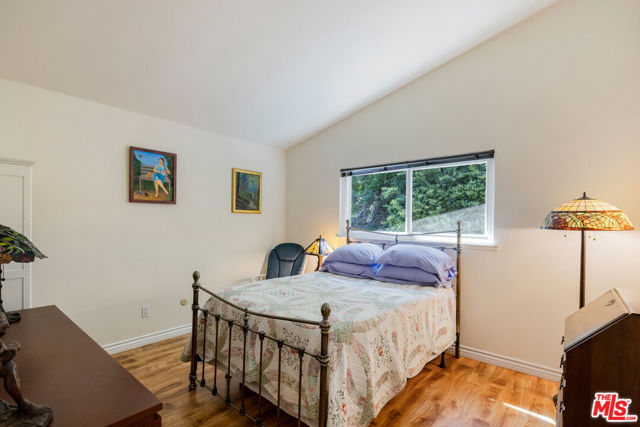 3735 Montuso Place, Encino CA: https://media.crmls.org/mediaz/b1b510ba-9632-4fd8-8124-bf4ce6f4dbc8.jpg