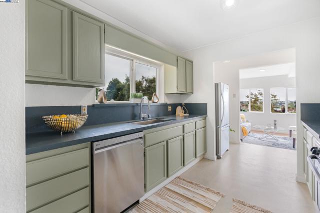 812 Washington Ave, Albany CA: https://media.crmls.org/mediaz/b1b5f55b-d47d-4f56-88c4-e82b9abf3f3d.jpg