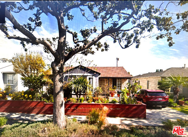 2905 W 14th Street, Los Angeles CA: https://media.crmls.org/mediaz/b1b6bd9e-2bc9-405d-ab12-b422be183fcd.jpg