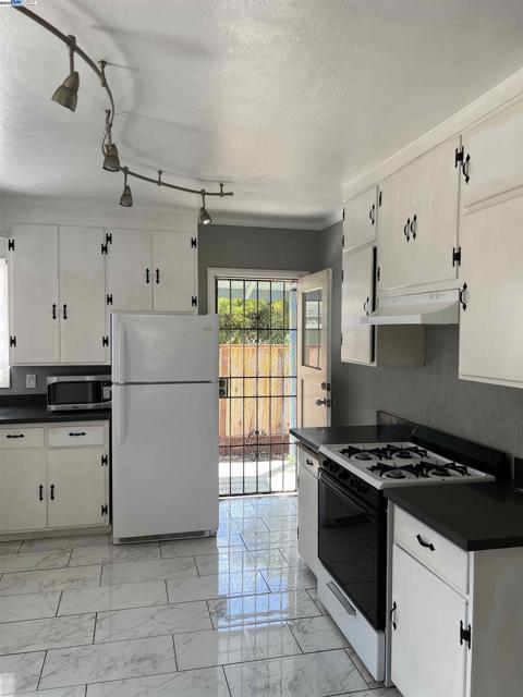 2140 W Avenue 134Th, San Leandro CA: https://media.crmls.org/mediaz/b1b6e500-19ba-4268-a7b0-c20a3e102a04.jpg