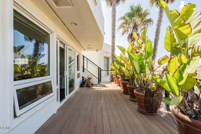 1501 Mandalay Beach Road, Oxnard CA: https://media.crmls.org/mediaz/b1b773e5-ae95-43b9-8245-6445486dd015.jpg