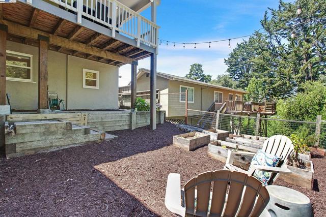 5601 Castle Dr, Oakland CA: https://media.crmls.org/mediaz/b1b81ad9-27c4-4d08-87c5-81d9126cc475.jpg