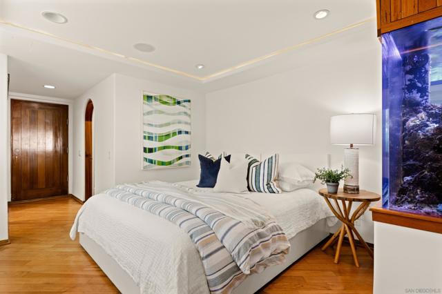 Image 34 of 52 For 2617 Ocean Front Walk