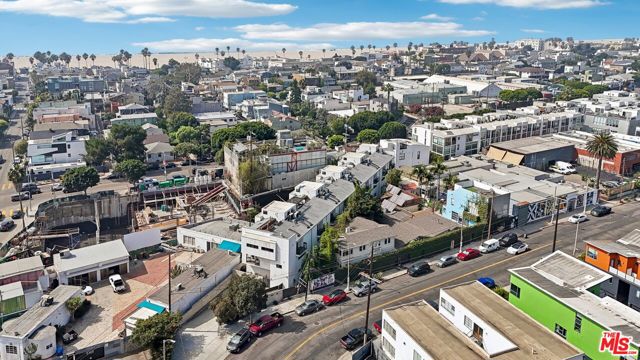 815 Hampton Drive, Venice CA: https://media.crmls.org/mediaz/b1b86045-3cc9-4d32-8777-1dd08c71e270.jpg