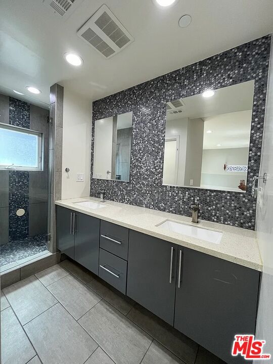 636 N Rampart Boulevard, Los Angeles CA: https://media.crmls.org/mediaz/b1b88f27-0b66-4416-8b4a-a493b95e65e4.jpg