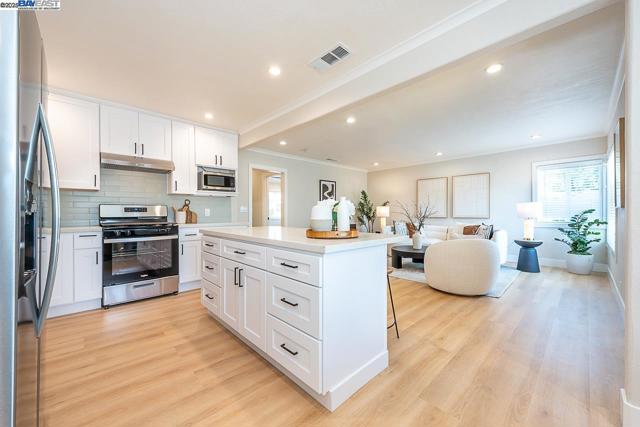 963 Douglas Dr, San Leandro CA: https://media.crmls.org/mediaz/b1b9008e-5412-4b66-aa1e-672f5455ccbf.jpg