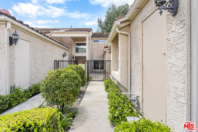 532 Riviera Court, Fullerton CA: https://media.crmls.org/mediaz/b1b9195a-3db6-4b3c-88c2-79d75001036d.jpg