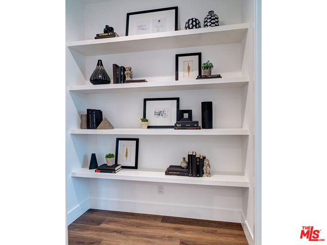 1278 Meadowbrook Avenue, Los Angeles CA: https://media.crmls.org/mediaz/b1b939da-b31e-4ca3-8477-590d133abbea.jpg