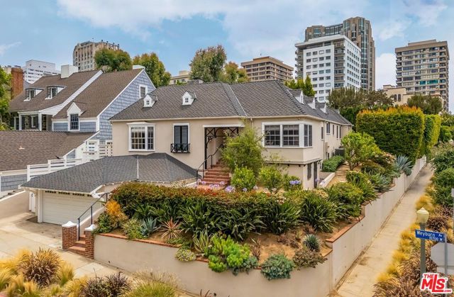 10798 Weyburn Avenue, Los Angeles CA: https://media.crmls.org/mediaz/b1ba9b58-bf7a-4c75-94ba-2a9c9ea09304.jpg