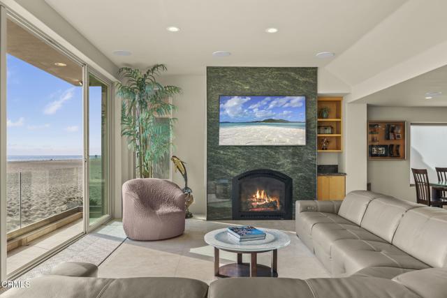 3629 Ocean Drive, Oxnard CA: https://media.crmls.org/mediaz/b1baf53f-f122-40ec-9ae1-2ed723cfd968.jpg