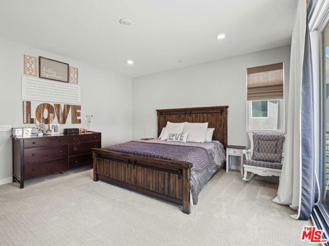 27717 Knoll View Place, Valencia CA: https://media.crmls.org/mediaz/b1bd6653-587b-4566-936b-68caeeaba7d3.jpg