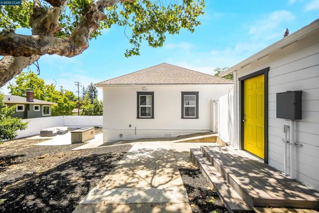 2718 Carmel St, Oakland CA: https://media.crmls.org/mediaz/b1bd693f-0d72-40b8-a25a-206b83b2323b.jpg