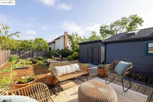 1334 Derby St, Berkeley CA: https://media.crmls.org/mediaz/b1bda691-f5a2-46ed-ab4f-45da4335451c.jpg