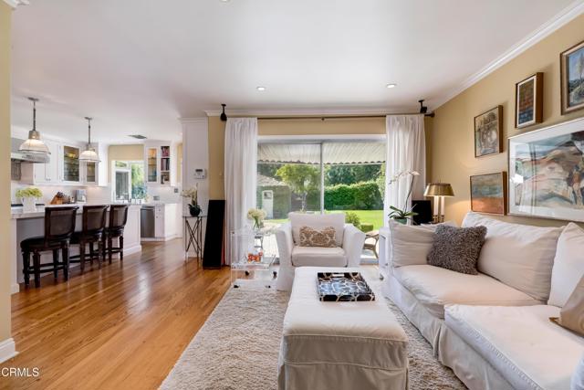 807 N Doheney Drive, Beverly Hills CA: https://media.crmls.org/mediaz/b1bdd7dd-4a5d-4562-bba1-9bfa3cdefe28.jpg