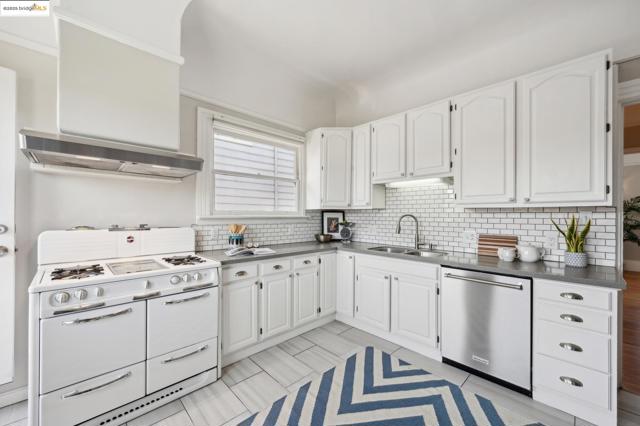1042 Santa Clara Ave, Alameda CA: https://media.crmls.org/mediaz/b1bf2fd4-fc16-4d6b-84e9-5ed63bee2ee0.jpg