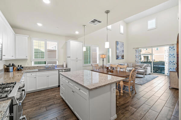 490 Jubilee Place, Santa Paula CA: https://media.crmls.org/mediaz/b1c013f5-b52b-44ff-816e-9fa8f102a8a1.jpg