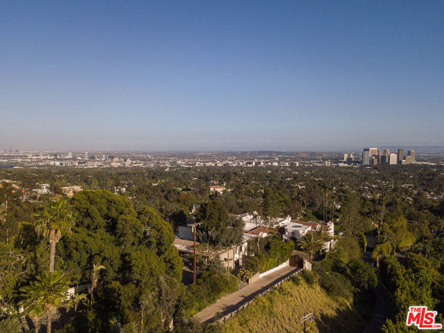 9892 BEVERLY GROVE Drive, Beverly Hills CA: https://media.crmls.org/mediaz/b1c0515e-be7e-4e21-942c-7e7ea590cc35.jpg