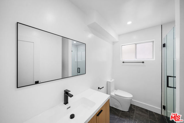 605 San Vicente Boulevard, Santa Monica CA: https://media.crmls.org/mediaz/b1c06b3c-1b18-4746-9ce8-51307a226a3e.jpg