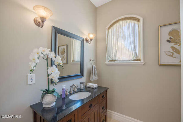 421 Whitegate Road, Thousand Oaks CA: https://media.crmls.org/mediaz/b1c08af6-0ab9-4be9-b3d9-bab001d9c952.jpg