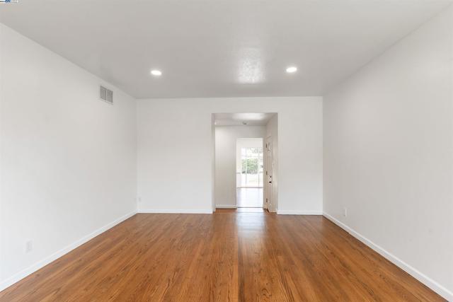 102 W 15Th St, Antioch CA: https://media.crmls.org/mediaz/b1c0b517-d133-49cc-8da8-460b8f82abf7.jpg