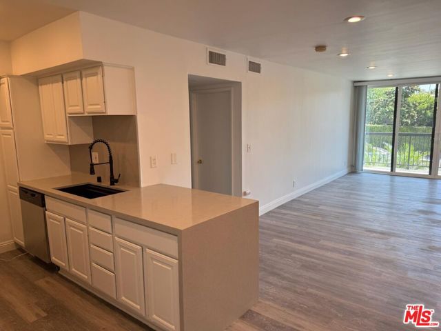 1351 N Crescent Heights Boulevard, West Hollywood CA: https://media.crmls.org/mediaz/b1c15e36-ce44-4c70-a2a0-e14f55aa149a.jpg
