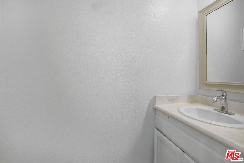 https://media.crmls.org/mediaz/b1c1836c-0cc7-4328-867a-5176d896a678.jpg?preset=X-Large