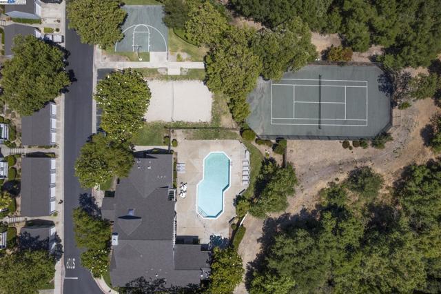 7710 Canyon Meadow Cir, Pleasanton CA: https://media.crmls.org/mediaz/b1c225b2-e8a2-4486-ba98-74c5e0c31d4c.jpg