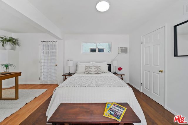 11689 Picturesque Drive, Studio City CA: https://media.crmls.org/mediaz/b1c23319-4278-496a-bca9-de86debc477b.jpg